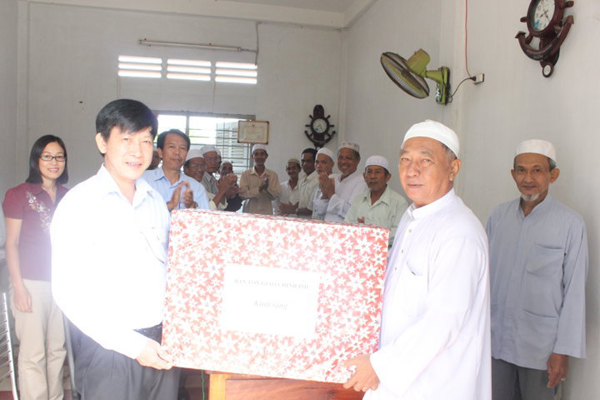 Representatives of the Government Committee for Religious Affairs visit the Representative Board of Islam community in Tây Ninh province.